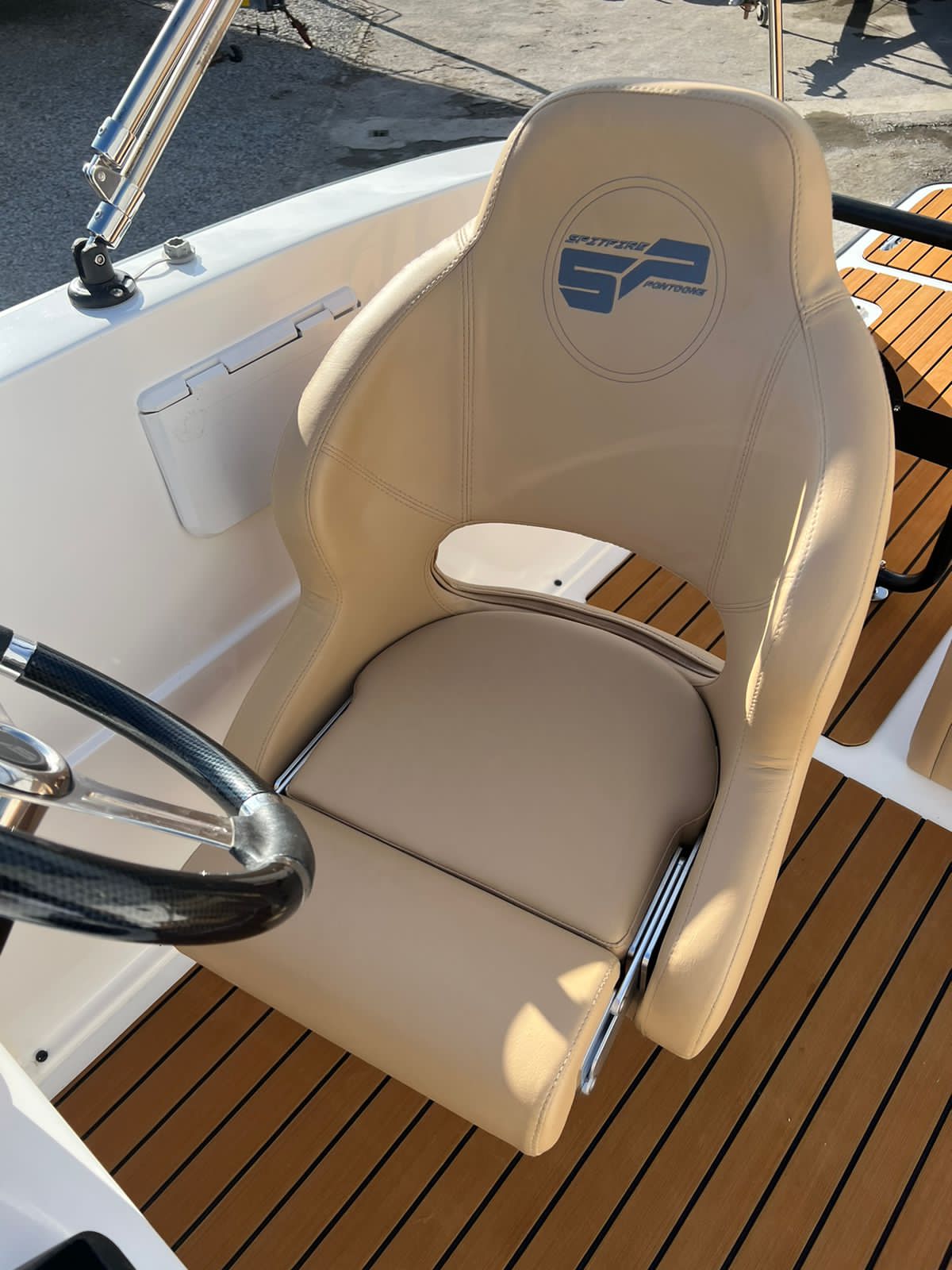 Spitfire 6250 pontoon boat Helm seat 