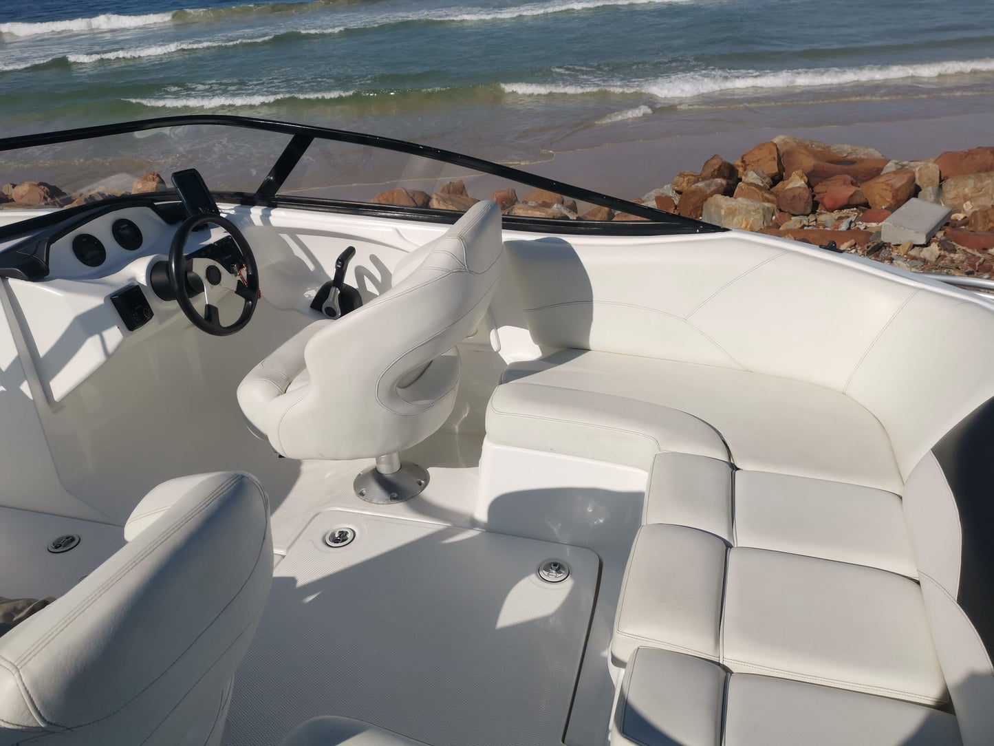 Mistique 580 with 200hp Yamaha 4-stroke