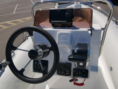 Infanta 5.2 LRi boat for sale with Suzuki 140HP outboard engine in immaculate condition