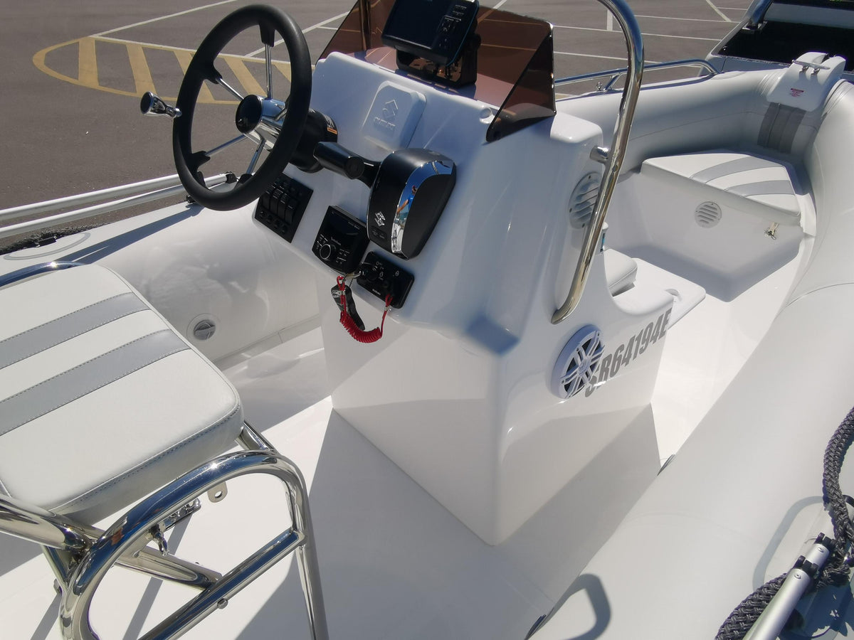 Infanta 5.2 LRi boat for sale with Suzuki 140HP outboard engine in immaculate condition