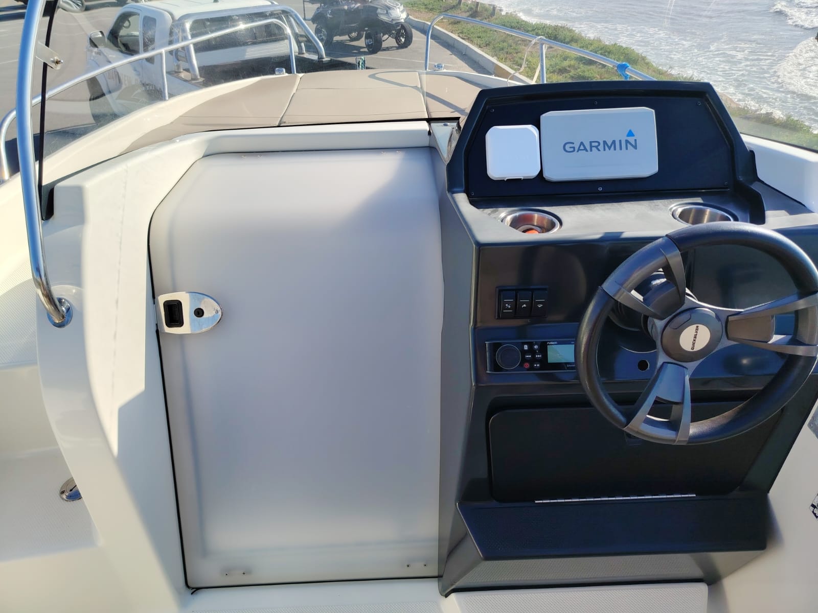 Quicksilver Sundeck 605 cockpit seating area
