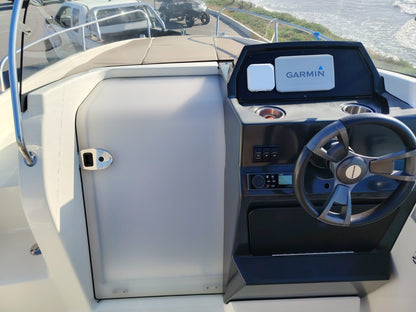 Quicksilver Sundeck 605 cockpit seating area
