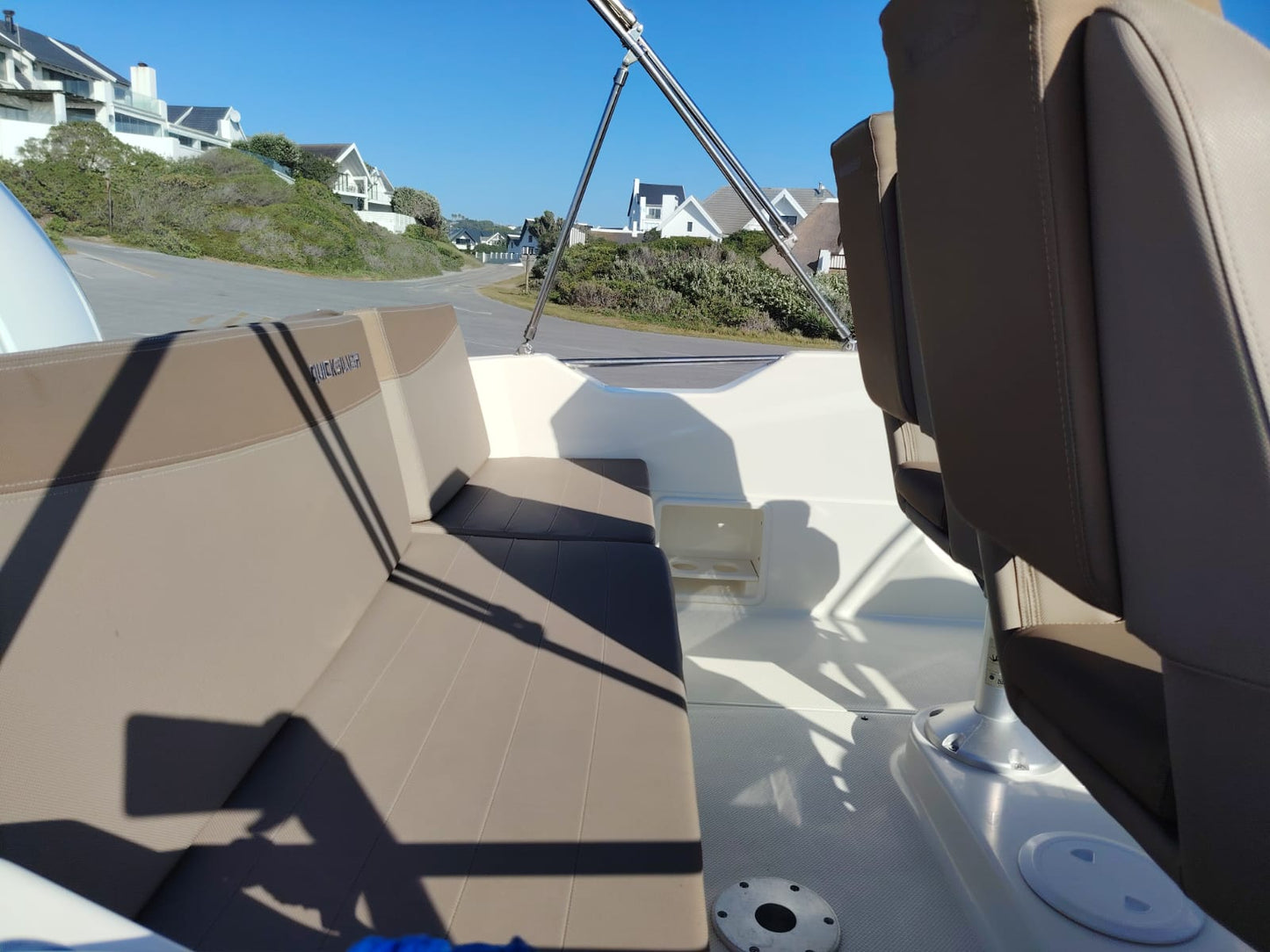 quicksilver-sundeck-605-cockpit-seating.jpg