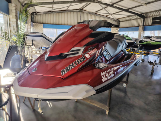 Yamaha FX Cruiser 2013 jetski on water performance ride